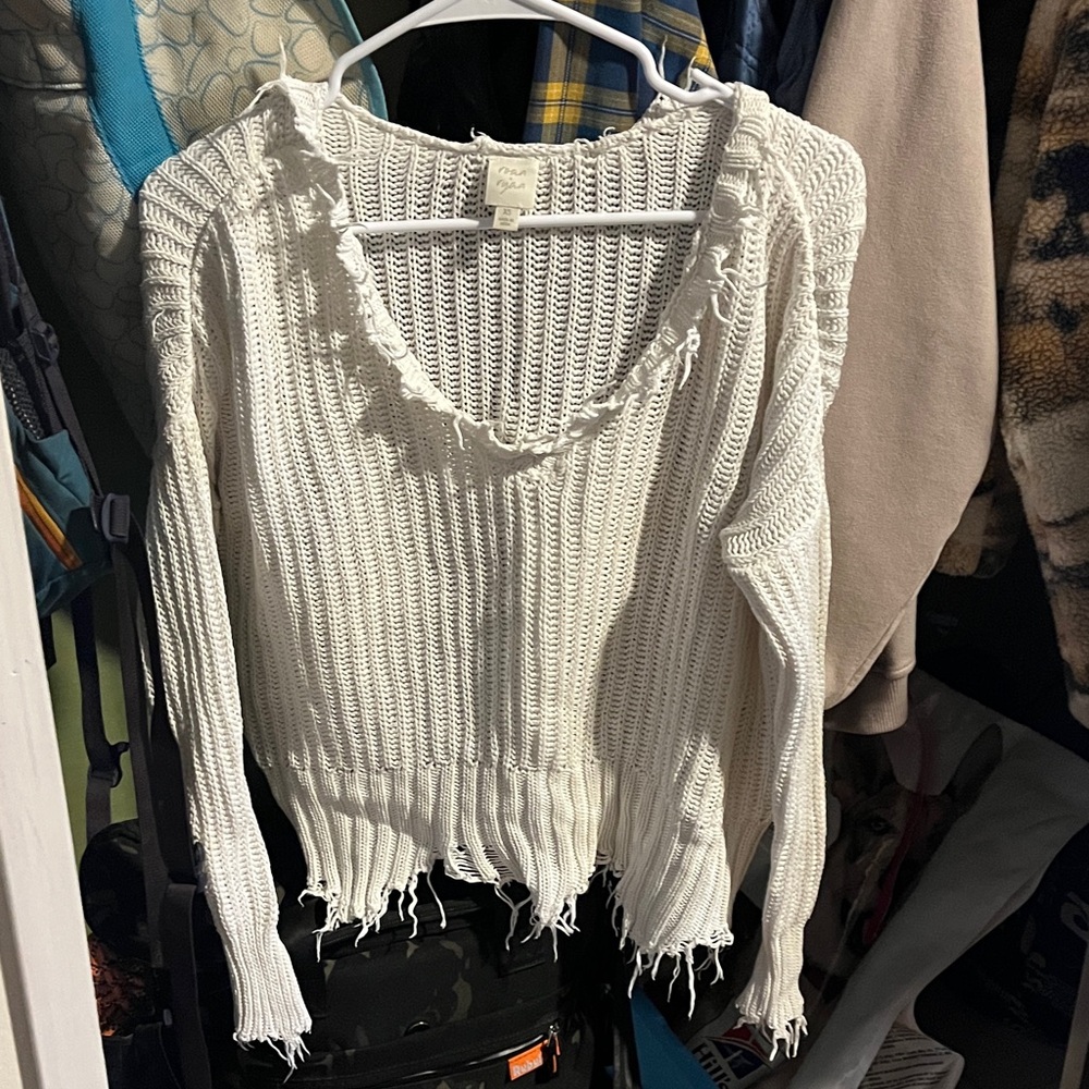 Elegant White V-Neck Sweater